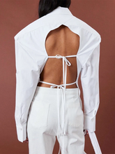 CHEMISE BLANCHE avec ÉPAULES SURDIMENSIONNÉES et DOS OUVERT À LACER