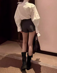 Fabelhafte einfarbige, gerüschte Bluse mit hohem Kragen und langen Ärmeln und Fliege - Weiß