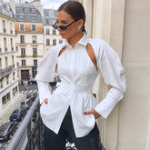 Modernes, ausgeschnittenes, rückenfreies Langarmhemd mit Kragen, Knopfleiste und Gürtel