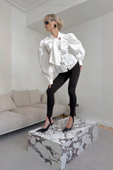 Chemisier court à volants contrastants et manches bouffantes à col superposé asymétrique