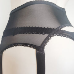 Porte-jarretelles ajustable transparent à pois noirs avec string