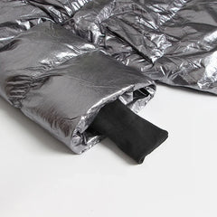 Silberne, übergroße Pufferjacke mit unregelmäßigem Saum