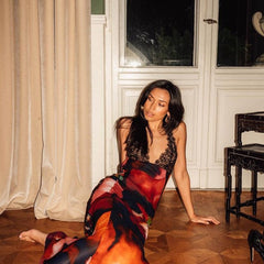 Robe longue imprimée en dentelle à col en V AKANE