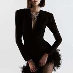 Robe courte asymétrique à manches longues et bordure en fausses plumes - Noir