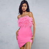 Robe de soirée moulante asymétrique sans bretelles avec bordure en plumes et découpes au dos