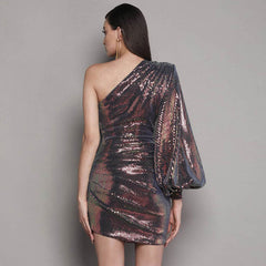 Robe courte asymétrique à une épaule et manches bouffantes à sequins froncés - Bordeaux