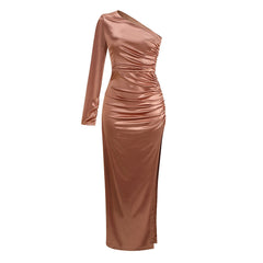 Robe de soirée longue asymétrique à une épaule froncée et fendue sur le côté