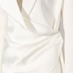 Blazer asymétrique à simple boutonnage froncé avec boutons latéraux et manches longues et col à revers