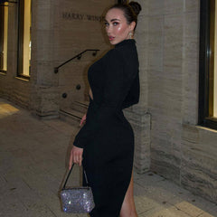 Robe asymétrique à col haut et manches longues en tricot épais avec découpes en cristal