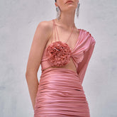 Robe de soirée courte asymétrique à manches longues en satin brillant avec découpes et fronces