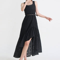 Robe d'été mi-longue à ceinture et col carré avec ourlet asymétrique et broderie anglaise à fleurs de style bohème