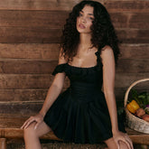 Robe d'été courte plissée à volants et col carré, ajustée et évasée, en dentelle et à nervures