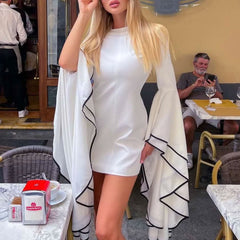 Robe courte moulante bicolore à volants en cascade, manches longues, col montant, épaulettes