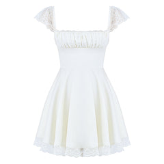 Charmante mini-robe d'été ajustée et évasée à col carré froncé et bordure en dentelle