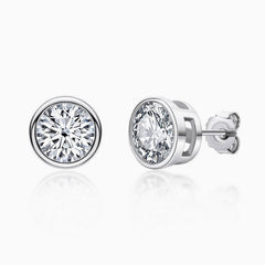 Boucles d'oreilles à tige classiques en argent sterling avec solitaire en moissanite serti de lunette ronde