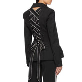 Einreihiger Blazer mit überkreuzten Cut-Outs und Kristallschleife - Schwarz