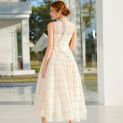 Robe longue en tulle rayé sans manches à col ras du cou et taille haute avec nœud papillon