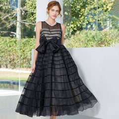Robe longue en tulle rayé sans manches à col ras du cou et taille haute avec nœud papillon