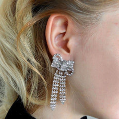 Zierliche, plattierte, mit Kristallen verzierte Schleifen-Ohrhänger - Silber