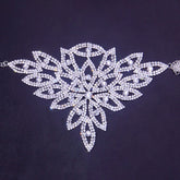 Zarte Halskette mit Blumenmotiv und Strassverzierung - Silber