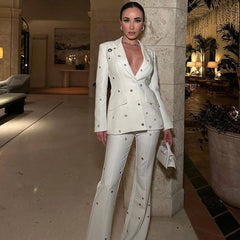 Passendes Set aus einreihigem Bootcut-Blazer mit steigendem Revers und metallischen Details