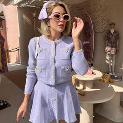 Elegantes, passendes Set mit Rundhalsausschnitt und Strickjacke mit Kunstperlendetail und Knopfleiste