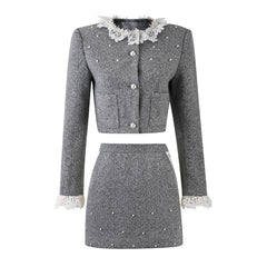 Elegante, kurze Jacke aus Wollmischung mit Rundhalsausschnitt, Perlen und Knopfleiste vorne