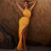 Robe de soirée longue élégante en satin froncé à une épaule et à découpes