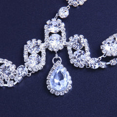 Elegante, mit Kristallen verzierte Tropfenkopfkette – Silber