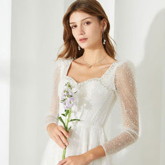 Robe mi-longue en tulle à sequins et col en cœur avec manches bouffantes et corset transparent