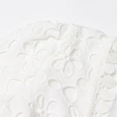 Robe longue ajustée et évasée en broderie anglaise à manches mi-longues et bordure en dentelle féminine