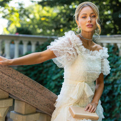 Robe longue à volants style français à épaules dénudées et manches courtes en tulle à pois