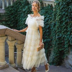 Robe longue à volants style français à épaules dénudées et manches courtes en tulle à pois