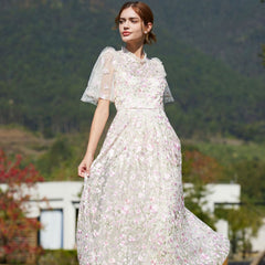 Robe longue d'été en tulle fleuri brodé à manches courtes et col à volants