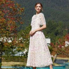 Robe longue d'été en tulle fleuri brodé à manches courtes et col à volants