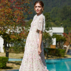 Robe longue d'été en tulle fleuri brodé à manches courtes et col à volants