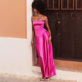 Aufwendiges Maxi-Abendkleid aus seidigem Satin mit quadratischem Ausschnitt und Schnürung am Rücken, tiefer Taille und ausgestelltem Saum