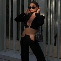 Passendes Set mit Cut-Out-Hose mit niedriger Taille und verkürztem Blazer in Metallic-Kette - Schwarz