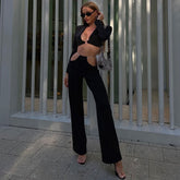Passendes Set mit Cut-Out-Hose mit niedriger Taille und verkürztem Blazer in Metallic-Kette - Schwarz