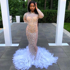 Robe longue queue de poisson opulente à col montant et bordure en fausses plumes en maille transparente