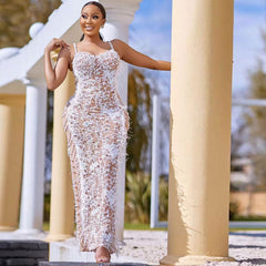 Robe longue à fleurs en paillettes et perles, décolleté en cœur, fente dans le dos, bordure en plumes