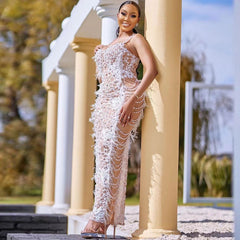 Robe longue à fleurs en paillettes et perles, décolleté en cœur, fente dans le dos, bordure en plumes