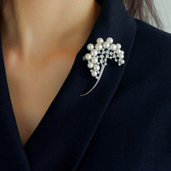 Opulente rhodinierte Zirkonia-Brosche mit Süßwasserperlen