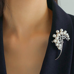 Opulente rhodinierte Zirkonia-Brosche mit Süßwasserperlen