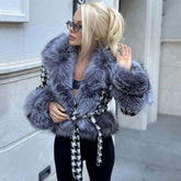 Opulenter kurzer Tweedmantel mit Schalkragen, Hahnentrittmuster, Gürtel und flauschigem Pelzbesatz