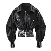 Übergroße, langärmlige, kurze Jacke aus veganem Leder mit Kragen und Reißverschluss