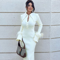 Robe longue boutonnée à col pointu et bordure en plumes - YelLow