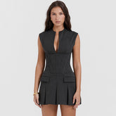 Hübsches, ärmelloses Mini-Partykleid mit hohem V-Ausschnitt und Klappenbesatz