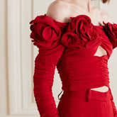 Romantisches, schulterfreies Crop-Top mit Blumenrosette und Cut-Outs - Rot