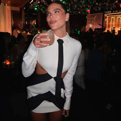 Mini-robe chemise noire et blanche avec cravate